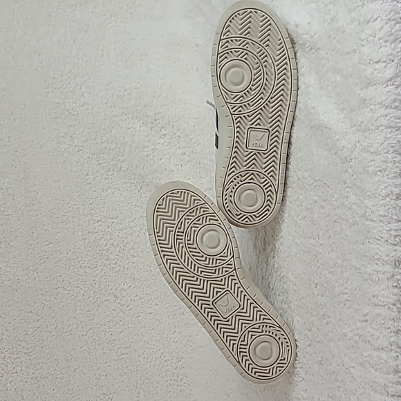 VEJA Women's V-10 Low Top Sneakers 5 - Picture 7 of 9